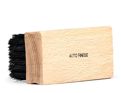 Kartáč na kůži a textil