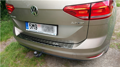 Ochranná lišta hrany kufru VW Touran 2015- (tmavá, chrom)