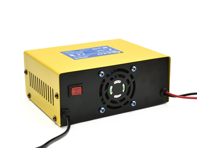 Mikroprocesorová nabíječka autobaterií LCD 6/12/24V GEKO