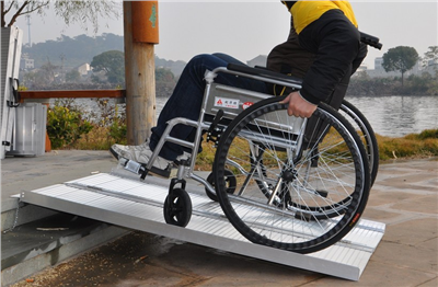 Přenosná skládací rampa pro invalidní vozíky, 92 cm