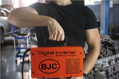 Digitální invertorová nabíječka baterií 12/24V 600A BJC