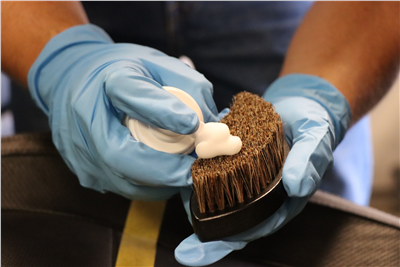 Kartáč na čištění alcantary a kůže Koch