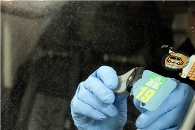 Škrabka plastová na odstranění etiket a lepidla Koch  + náhradní čepele